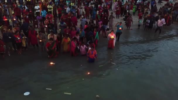 Devotos hindus liberar vela flutuante para o mar durante o festival de carruagem flutuante . — Vídeo de Stock