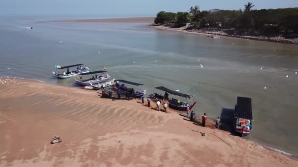 Vue aérienne pêcheur frappé le filet pour nettoyer les débris. — Video