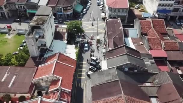 Mirada aérea hacia abajo los turistas en la calle Armenia. — Vídeos de Stock
