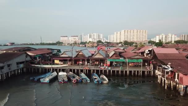 Drone disparó a pie local en Chew Jetty. — Vídeos de Stock