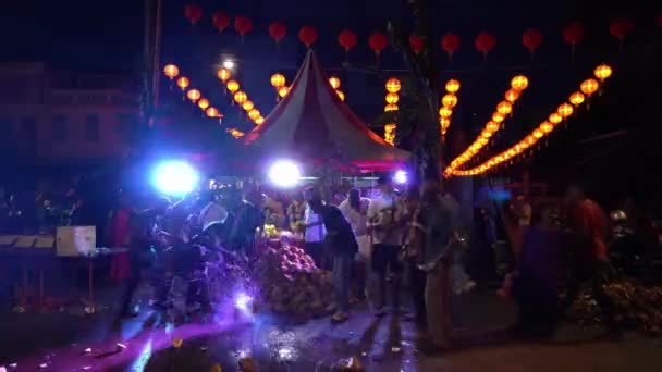 Indische Anhänger brechen nachts die Kokosnuss Jalan Kapitan Keling. — Stockvideo