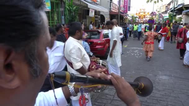 Los devotos tocan música de tambor y trompeta en la calle. Los devotos bailan durante Thaipusam. — Vídeo de stock