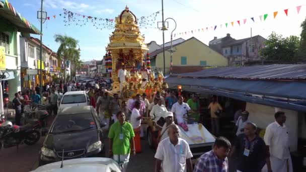 Gouden strijdwagen zet op Little India in de ochtend. — Stockvideo