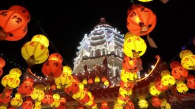 Padofa Kek Lok Si 'nin altındaki renkli fenerin izini sürüyorum..