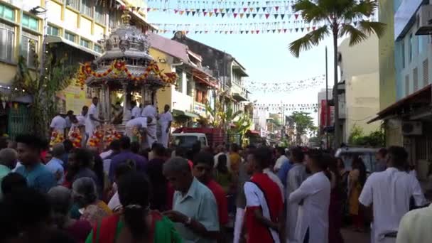 Committee spread the flower to devotees. — Stock Video