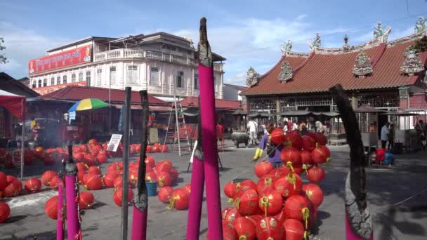 Worker dismantle red lantern at Goddess of Mercy Temple — Stock Video