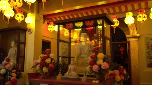 Hacia el reflejo de la estatua de buda de linterna roja y amarilla. — Vídeo de stock