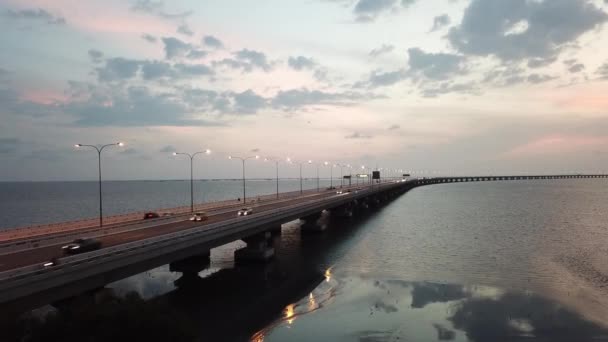 Auto in beweging bij Penang Bridge bij zonsondergang bij Penang Second Bridge. — Stockvideo