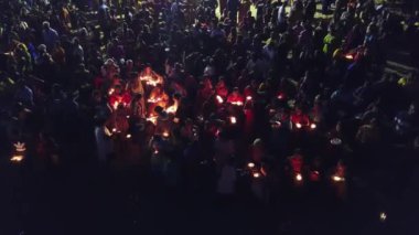 İnsansız hava aracı görüntüsü. Binlerce dindar, yüzen feneri denize salıyor..