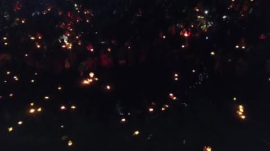 Yüzen araba festivali sırasında renkli yüzen fenerin denize salınması.