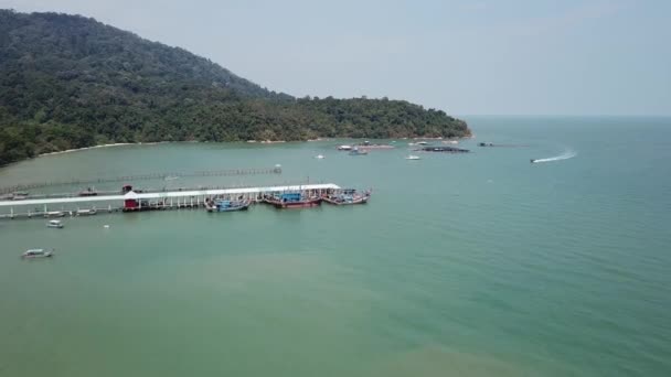Drone skott fiskebåt tillbaka till Teluk Bahang fiskeby. — Stockvideo