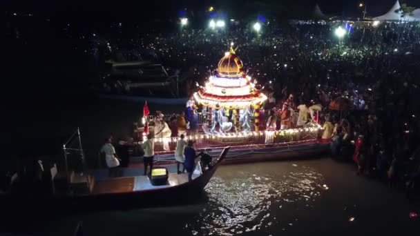 Hinduističtí oddaní navštěvují Maasi Magam Theppa Thirunal — Stock video