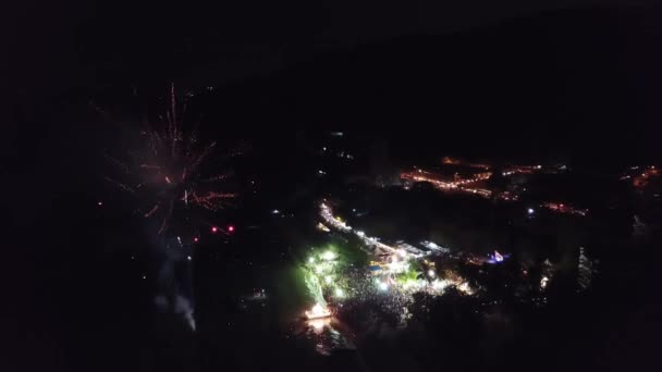 Miles de devotos asisten al espectáculo de fuegos artificiales de testigos — Vídeo de stock