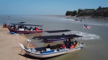 Malezya bayrağı taşıyan balıkçı teknesi. Denizden dönen bir tekne..