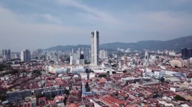 Havadan KOMTAR binasına doğru uçuyor..