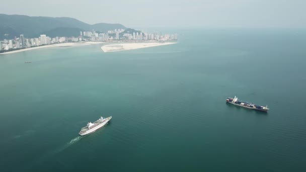 Круизное судно движется на контейнерном судне Penang Sea на пристани Gurney Wharf. — стоковое видео