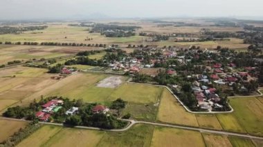 Öğleden sonra Malezya köyünde insansız hava aracı görüntüsü.