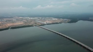 Penang İkinci Köprü Koğuşu Batu Kawan 'da hava aracı hareket ediyor.