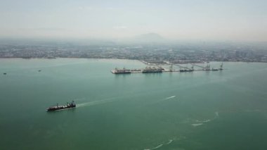 Hava görüntüleme konteynır gemisi Butterworth konteynır terminalinden ayrılıyor.