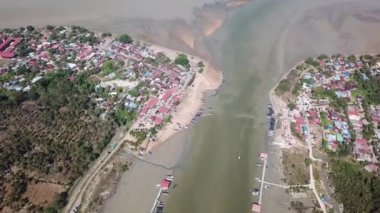 Sabahleyin Kuala Muda 'nın balıkçı köyüne hava manzarası bakın..