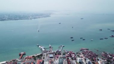 Feribot Penang Feribot Terminaline doğru ilerliyor..