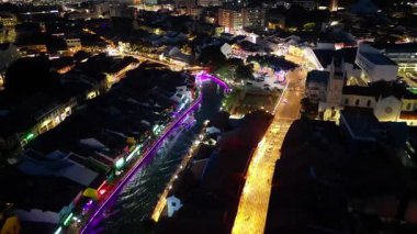 Bandar Hilir, Melaka, Malezya - 12 Ocak 2024: İçinden bir nehir akan bir gece. Bir sürü bina ve ışık var..