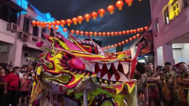 George Town, Penang, Malezya - 27 Ocak 2024: Çin ejderha kafa gösterisi