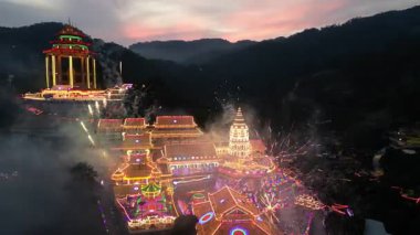 Ayer İtam, Penang, Malezya - Şubat 04 2024: Kek Lok Si Tapınağı göz kamaştırıcı bir havai fişek gösterisi altında parlıyor.