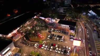 Tanjung Bungah, Penang, Malezya - Şubat 04 2024: Arabaların ve insanların bulunduğu büyük bir park yeri