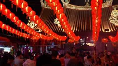 George Town, Penang, Malezya - Şubat 09 2024: Merhamet Tapınağı 'nda fenerler yanıyor