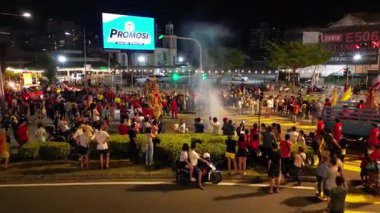 George Town, Penang, Malezya - 24 Şubat 2024: Poh Hock Seah Büyük Geçit Töreni sırasında büyük bir kalabalık sokakta toplandı