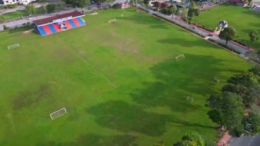 Batu Pahat, Johor, Malezya - Haziran 03 2024: Mavi ve kırmızı çatılı bir futbol sahası. Stadyum boş Batu Pahat.