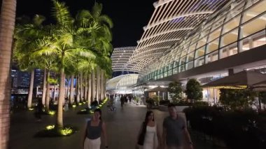 Marina Körfezi, Singapur - 09 Temmuz 2024: Bir grup insan Marina Körfezi Sand 'deki bir alışveriş merkezinde yürüyüş yapıyor.