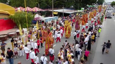 Raja Uda, Penang, Malezya - 21 Eylül 2024: Tow Boo Keong 'un 50. yıldönümünde kalabalık sokakta geçit töreni düzenliyor