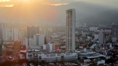 George Town, Penang, Malezya - Kasım 03 2024: George Town ufuk çizgisini delen KOMTAR 'ın hava çekimi.