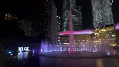 Bukit Bintang, Kuala Lumpur, Malezya - 06 Aralık 2024: Üzerinde KCC yazan büyük çeşme