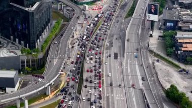 Bukit Bintang, Kuala Lumpur, Malezya - 16 Aralık 2024: Yoğun otoyol trafiği ve arka planda bir reklam panosu