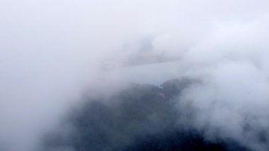 Arka planda göl olan bulutlu bir gökyüzü. Gökyüzü bulutlu ve göl sakin.