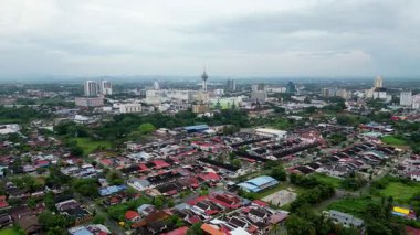 Alor Setar, Kedah, Malezya - Jan 07 2024: A birçok bina ve eve sahip. Gökyüzü bulutlu. Bir sürü ağaç var.