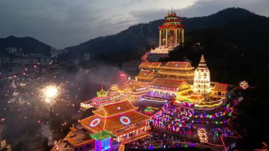 Ayer İtam, Penang, Malezya - Şubat 04 2024: Fenerler ve havai fişeklerle uyumlu bir ruhsal yapı.