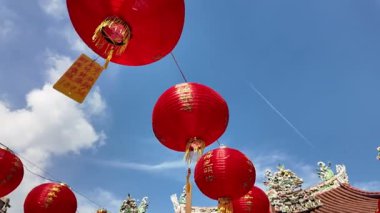 George Town, Penang, Malezya - Şubat 04 2024: Kırmızı fenerler bir telden sarkıyor. Merhamet Tapınağı 'nda gökyüzü mavi ve berrak.