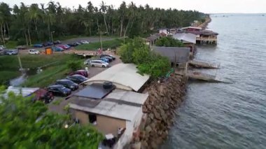 Batu Pahat, Johor, Malezya - 31 Mayıs 2024: Küçük bir binası ve iskelesi olan bir plaj