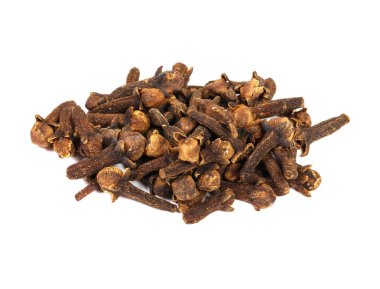 beyaz bir arka planda kuru karanfil bir avuç