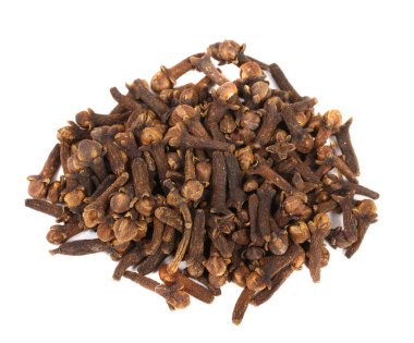 beyaz bir arka planda kuru karanfil bir avuç