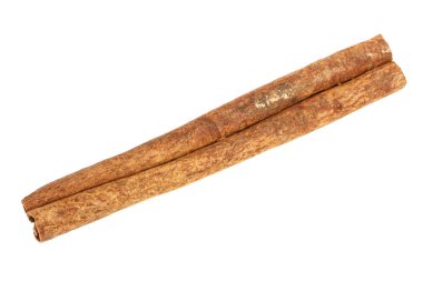 Kurutulmuş tarçın sopa. Beyaz arka planda yalıtılmış