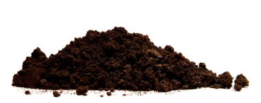 İzole edilmiş beyaz arka planda kara toprak yığını..