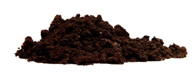 İzole edilmiş beyaz arka planda kara toprak yığını..