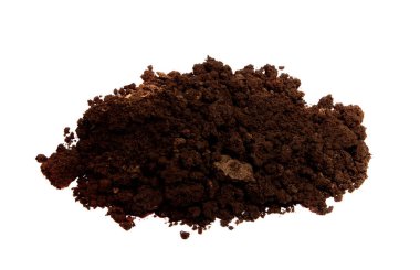 İzole edilmiş beyaz arka planda kara toprak yığını..