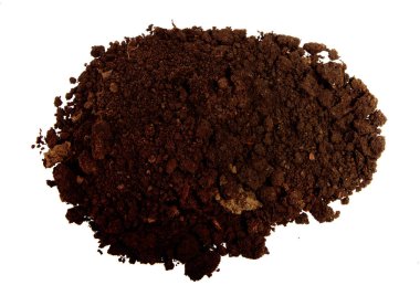 İzole edilmiş beyaz arka planda kara toprak yığını..