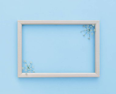 Bahar, çiçekli arka plan. Mavi arka planda taze beyaz çiçekler olan çerçeve. Düz uzanış, metin için boşluk. Yukarıdan bak. Bahar konsepti Anneler Günü, Kadınlar Günü.